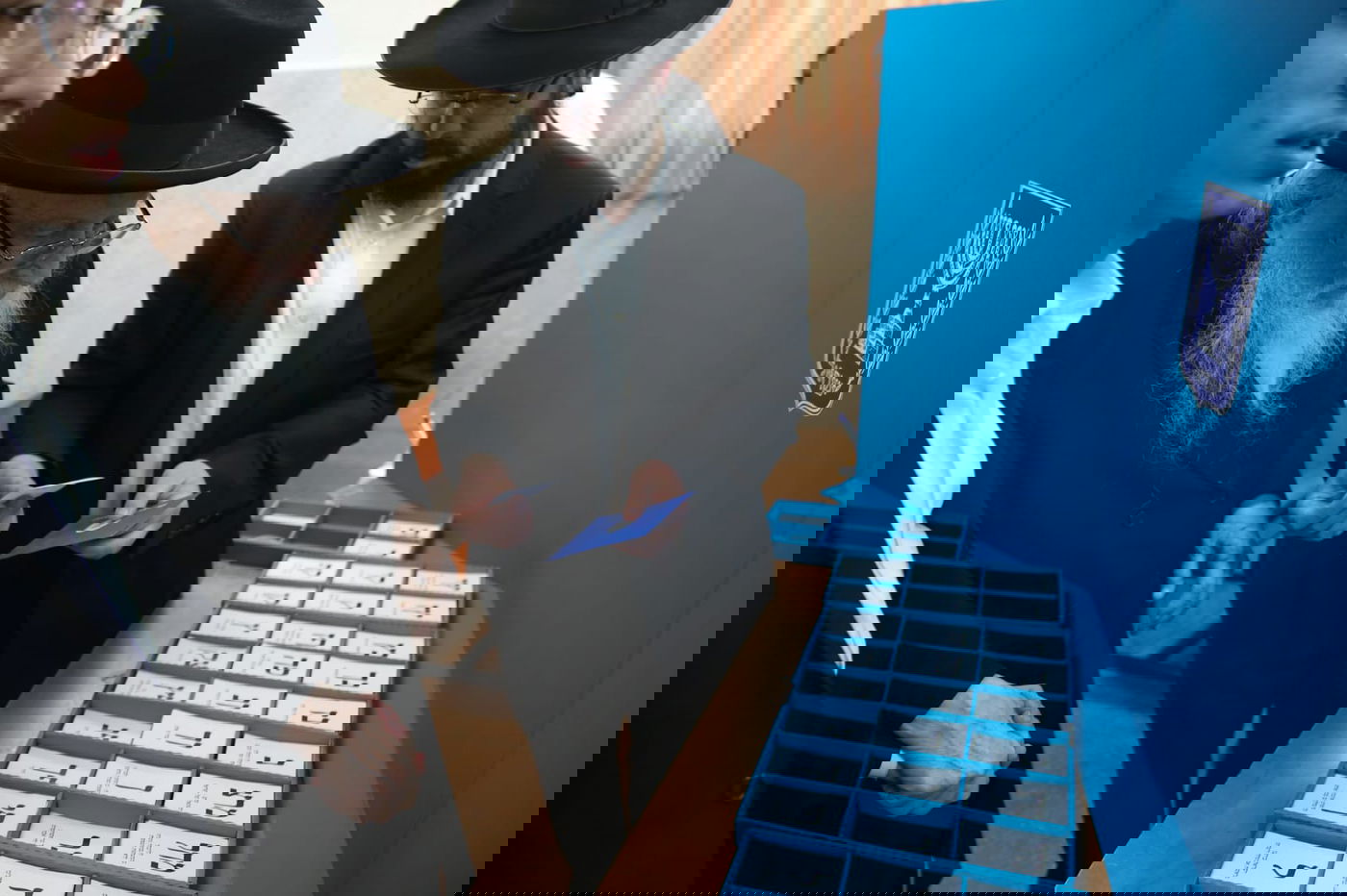 ראש הישיבה הגאון רבי יצחק שיינר בהצבעה וברכת האילנות