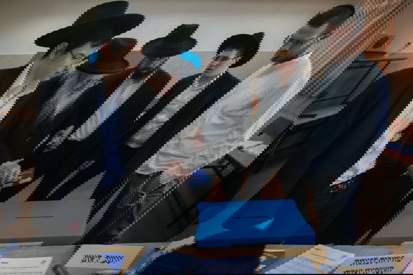 ראש הישיבה הגאון רבי יצחק שיינר בהצבעה וברכת האילנות