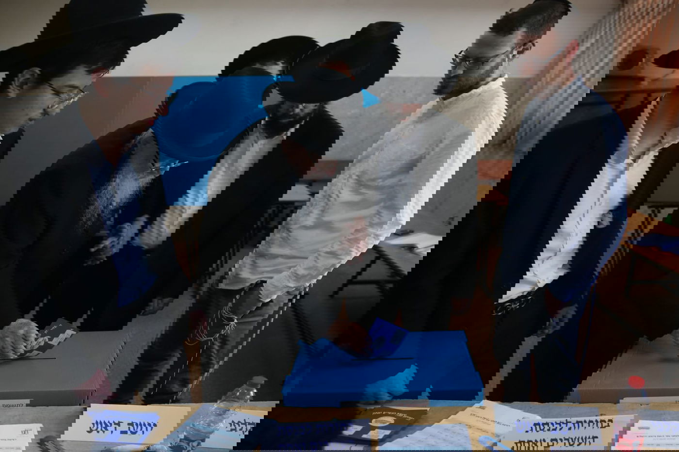 ראש הישיבה הגאון רבי יצחק שיינר בהצבעה וברכת האילנות