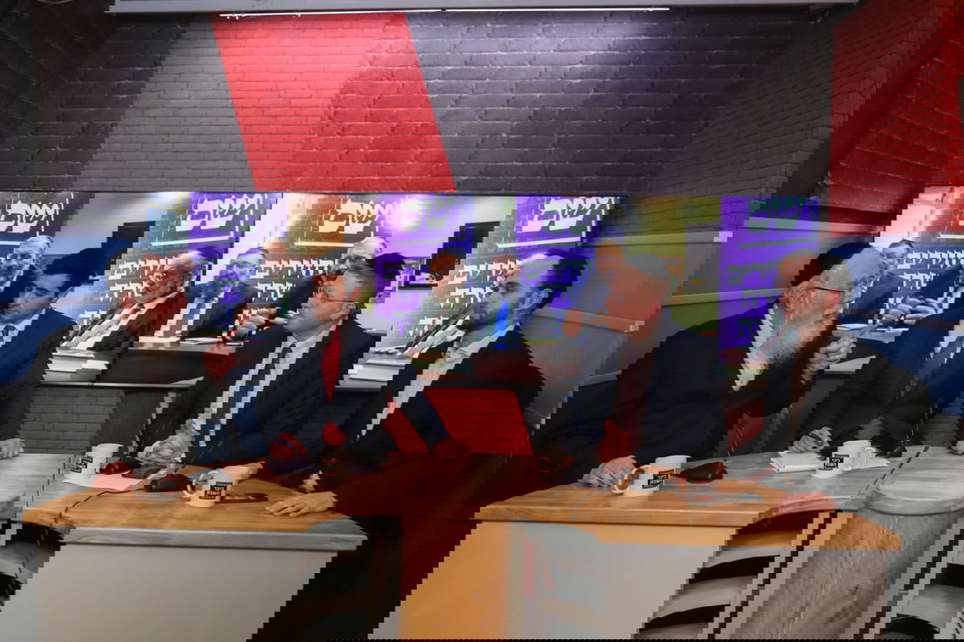 משדר ערב הבחירות ב'אולפן כיכר' • גלריה