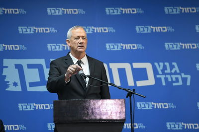 יאיר לפיד מאיים, בני גנץ מתעקש: המערכה לא תמה