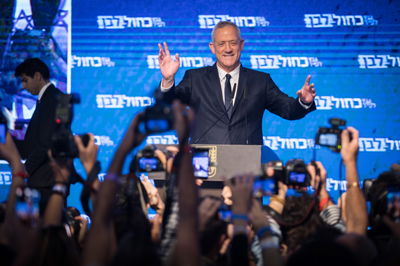 גנץ כשעוד תפר את חליפת ראה"מ