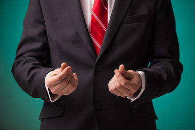 פסיכולוג: איך לבקש כסף מחברים בלי לסבול ממבוכה