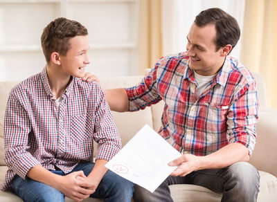 מומחים: אל תשבחו את ילדיכם על קבלת ציונים טובים