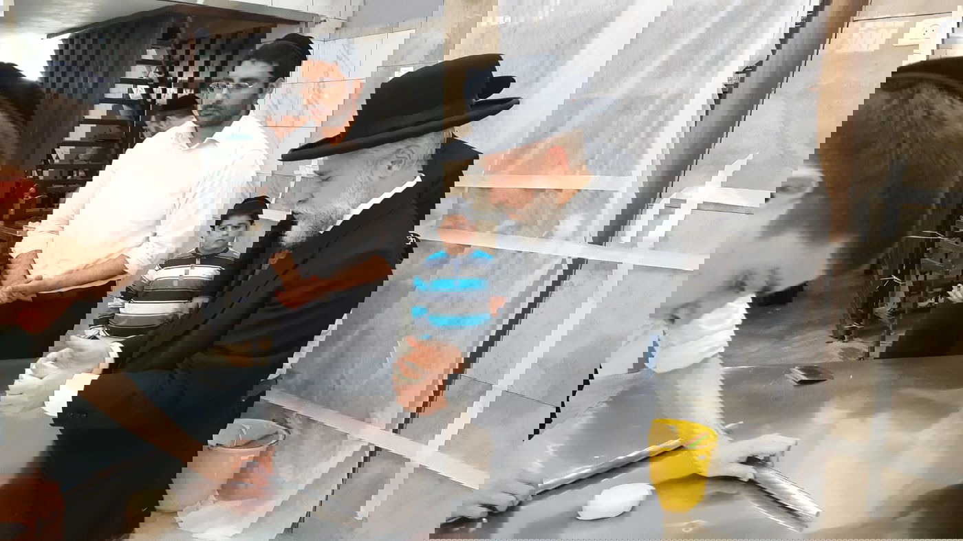 צפו: הגר"ז כהן אפה מצות יחד עם תלמידיו