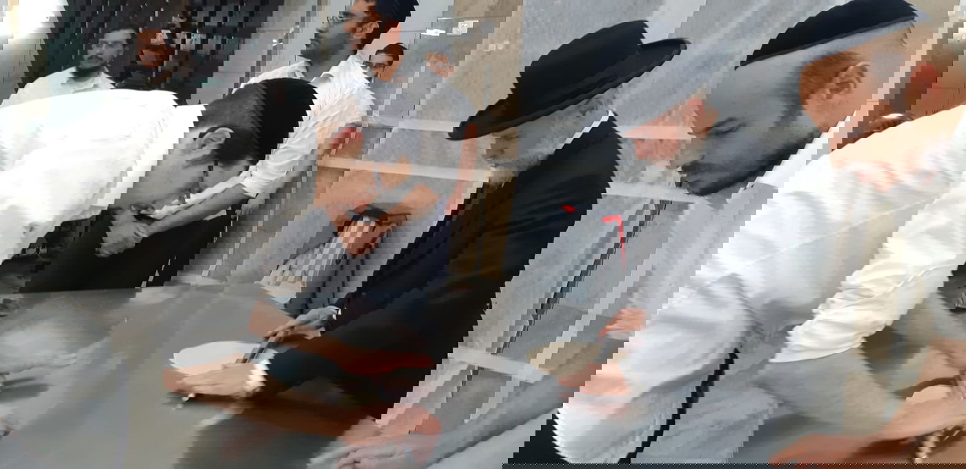 צפו: הגר"ז כהן אפה מצות יחד עם תלמידיו