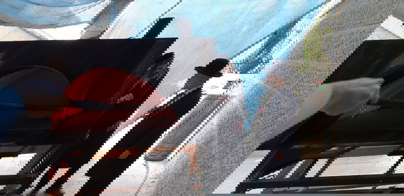 צפו: הגר"ז כהן אפה מצות יחד עם תלמידיו