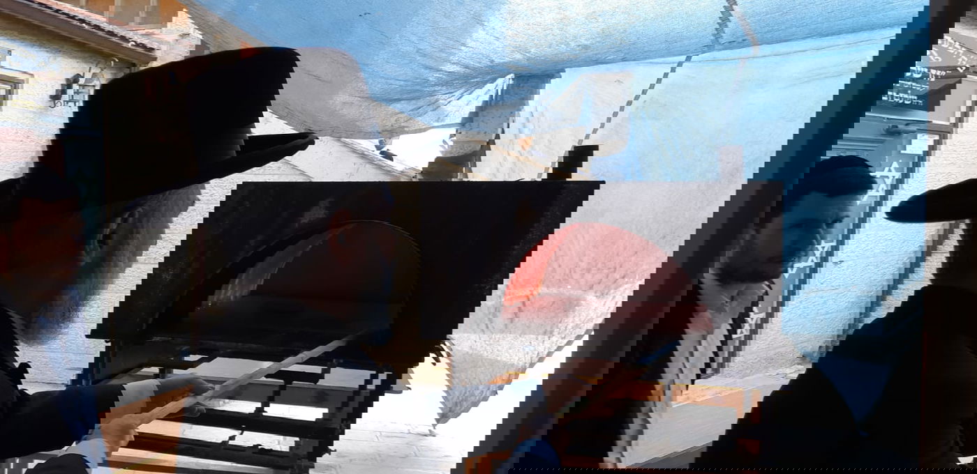 צפו: הגר"ז כהן אפה מצות יחד עם תלמידיו