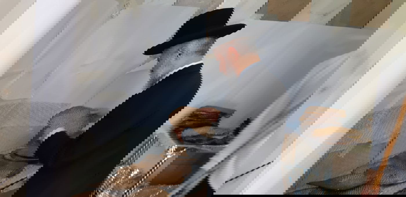 צפו: הגר"ז כהן אפה מצות יחד עם תלמידיו