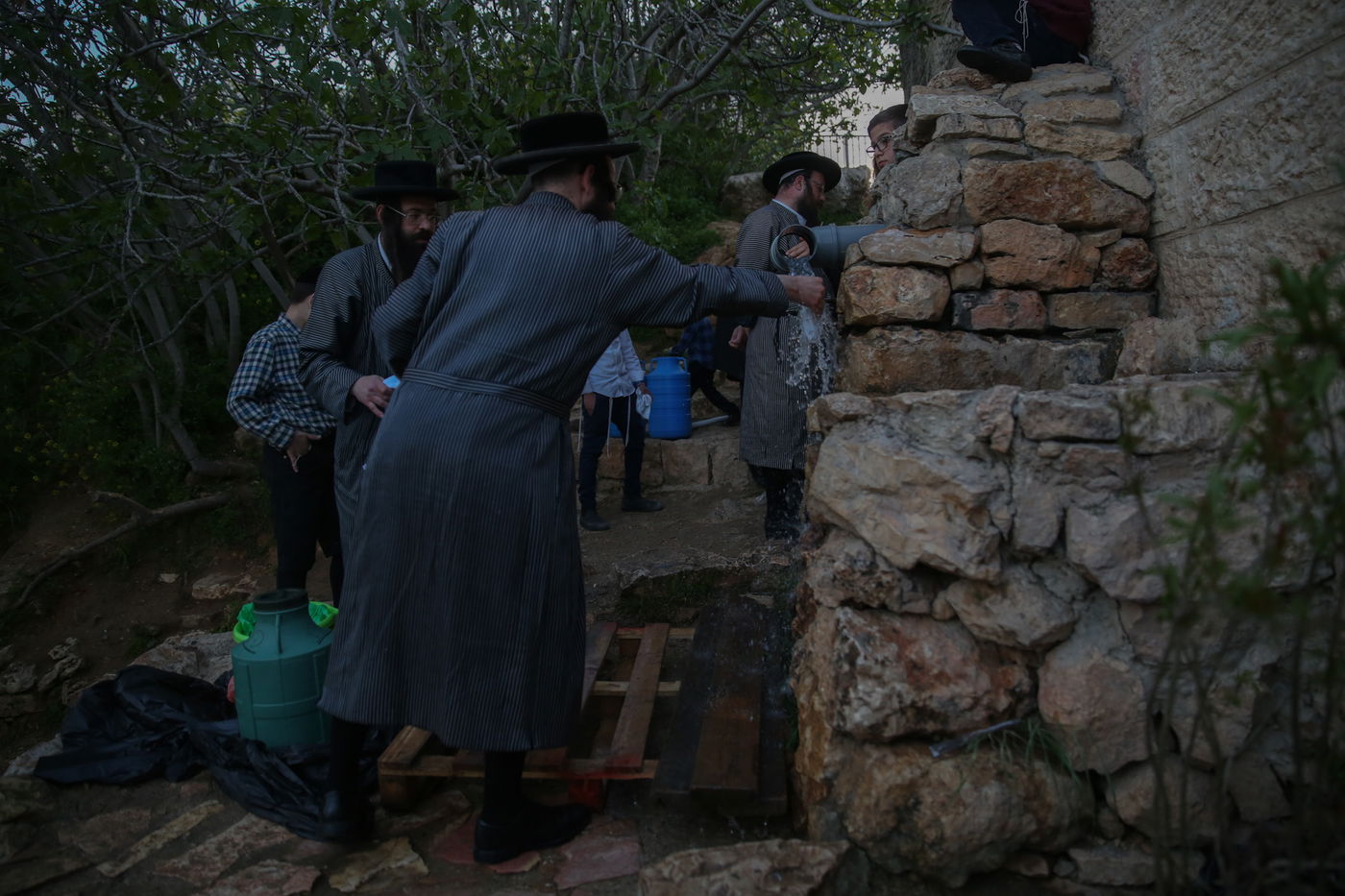 'מים שלנו': הבריסקער'ס ירדו למעיין • תיעוד