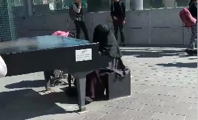 ויראלי: אישה מכת השאלים מנגנת בפסנתר