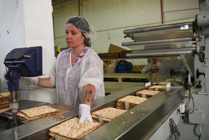 איך אופים מצות מרובעות כבר ראיתם?