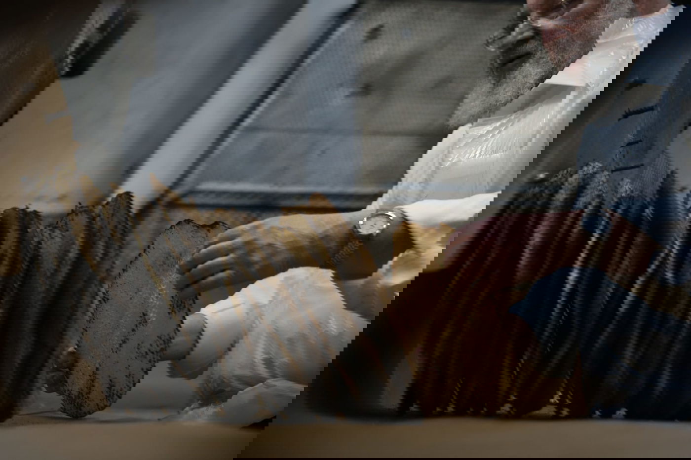 תיעוד מיוחד: כך הגר"ע אוירבך אפה מצות