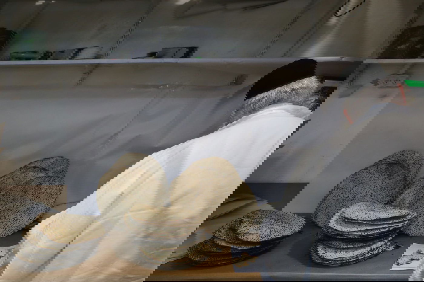 תיעוד מיוחד: כך הגר"ע אוירבך אפה מצות