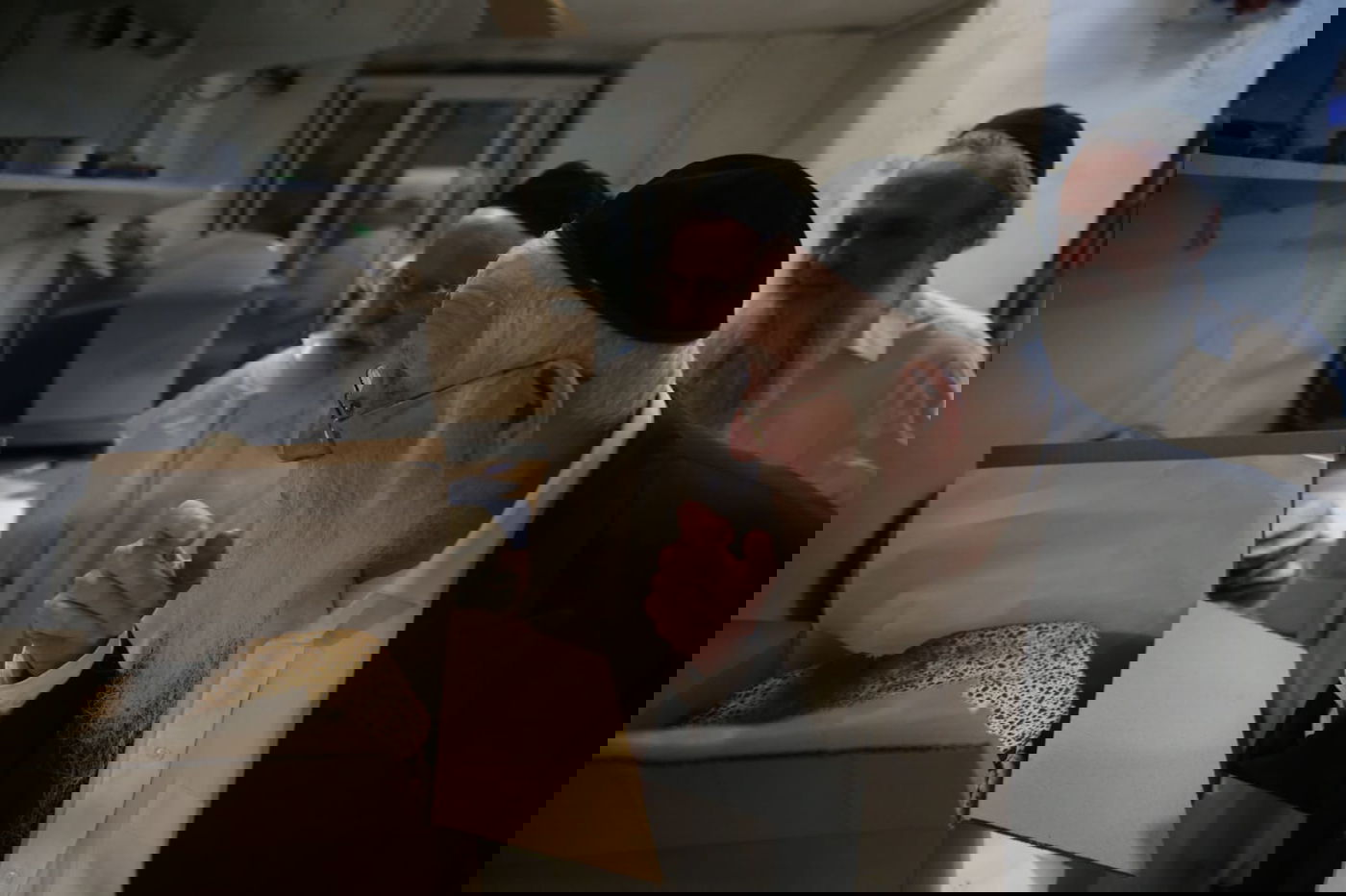 תיעוד מיוחד: כך הגר"ע אוירבך אפה מצות