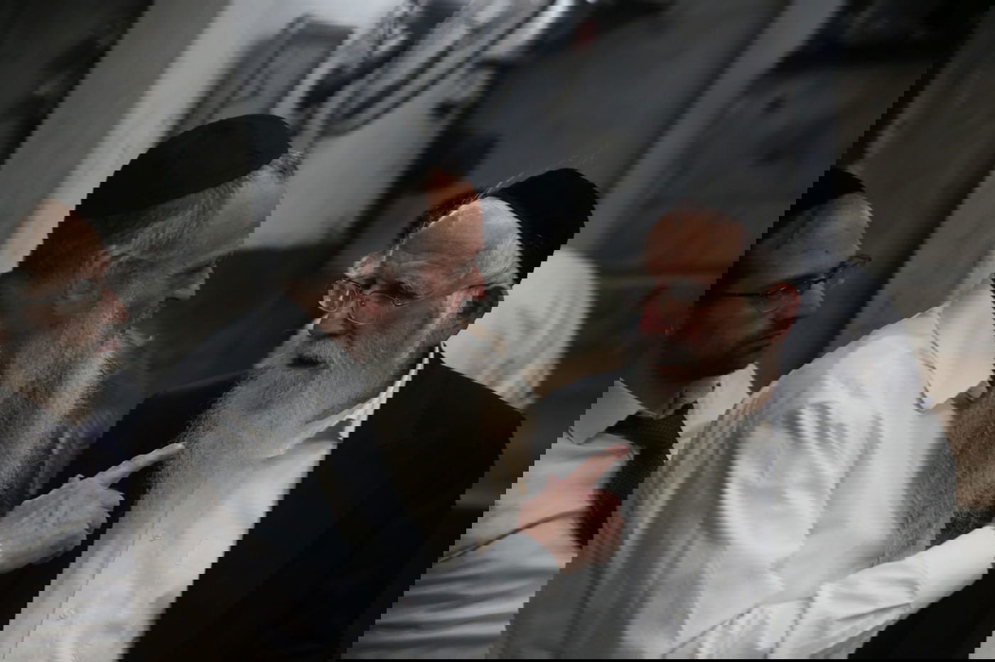 תיעוד מיוחד: כך הגר"ע אוירבך אפה מצות