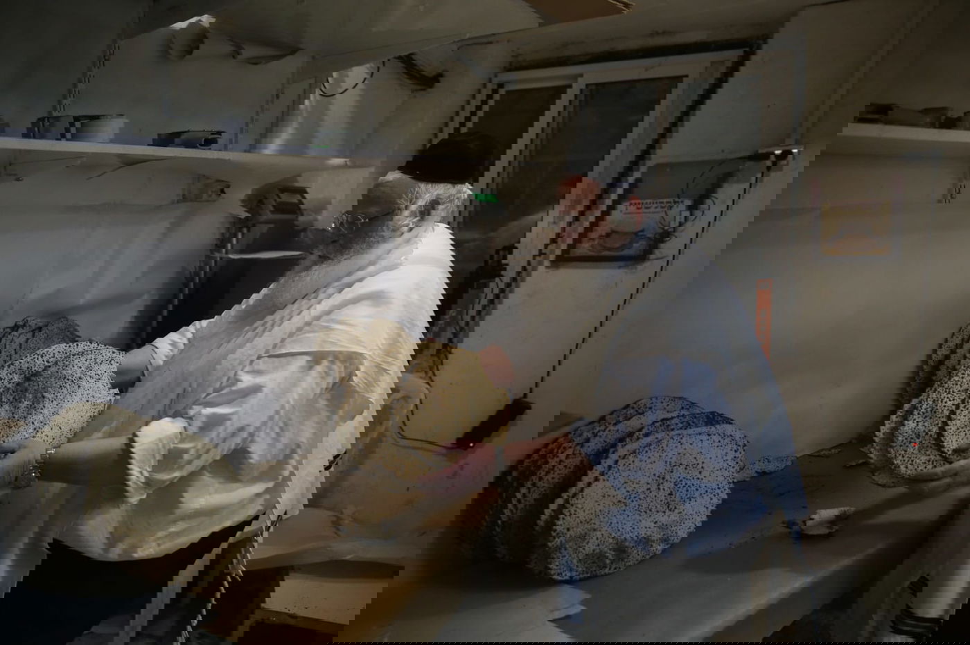 תיעוד מיוחד: כך הגר"ע אוירבך אפה מצות