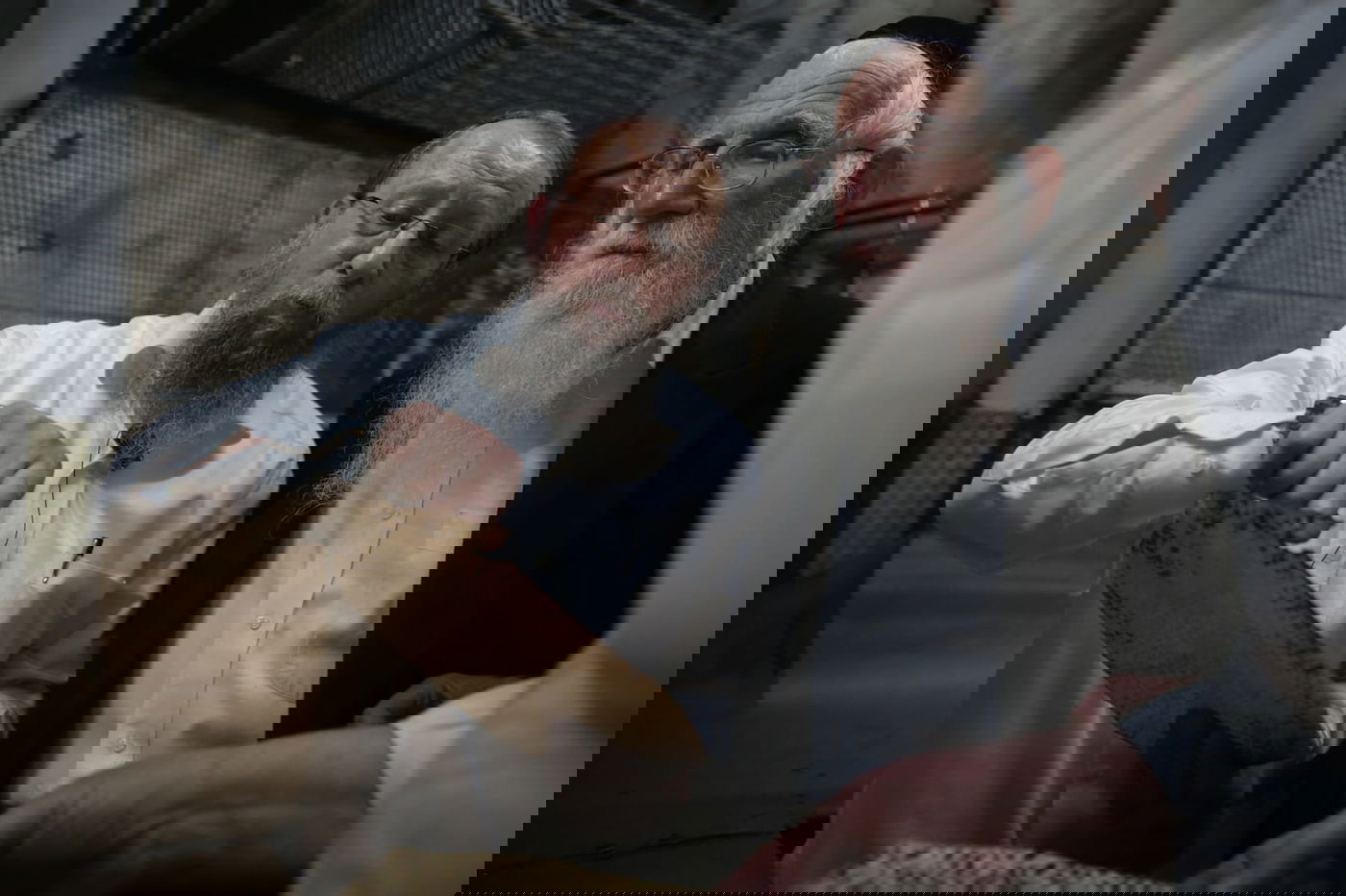 תיעוד מיוחד: כך הגר"ע אוירבך אפה מצות