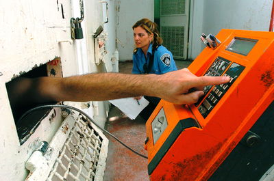 טלפון ציבורי בכלא