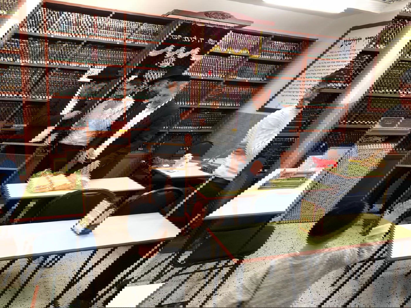 בסיומה של העצרת: האברכים קיבלו קמחא דפסחא