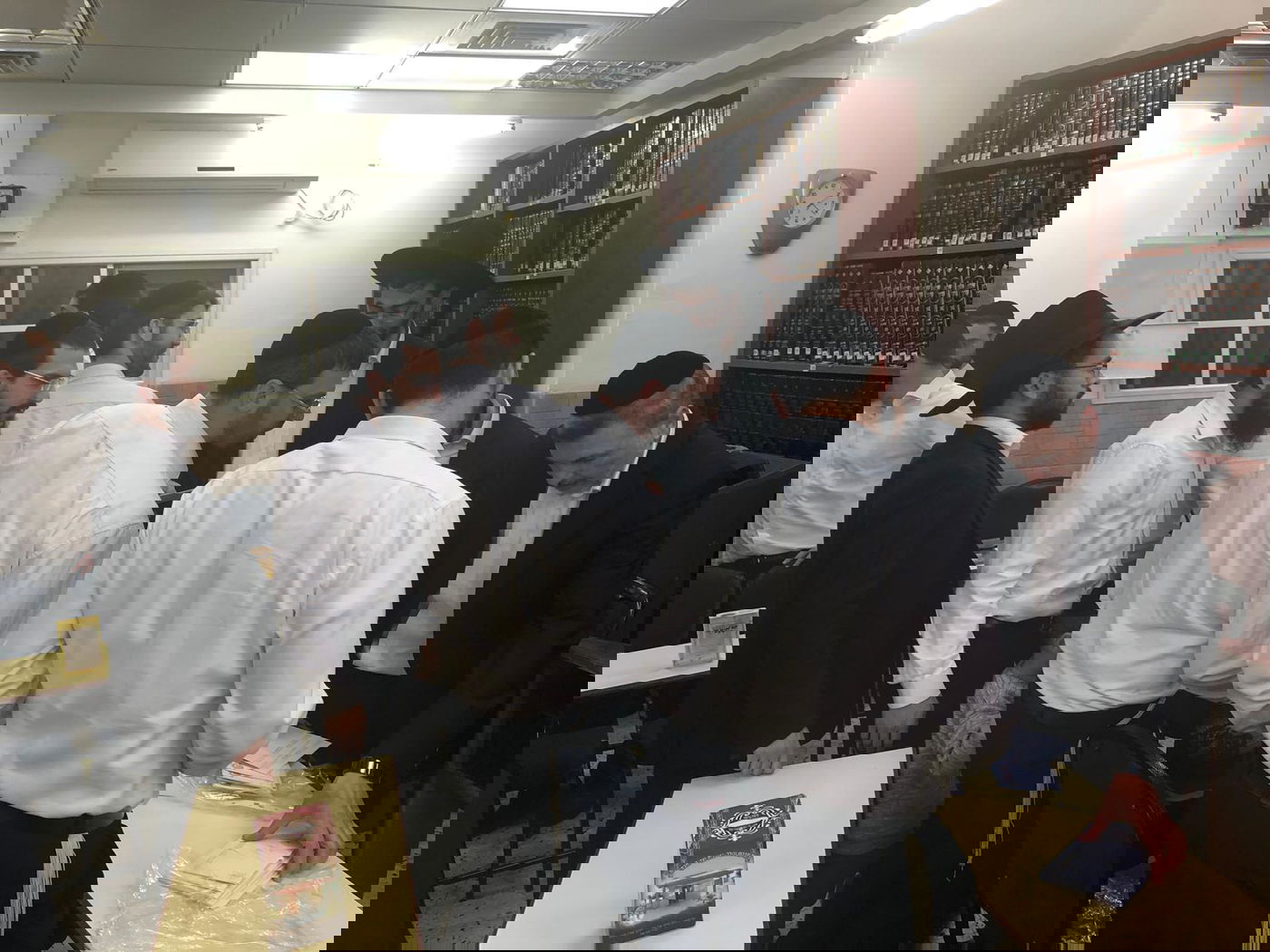 בסיומה של העצרת: האברכים קיבלו קמחא דפסחא