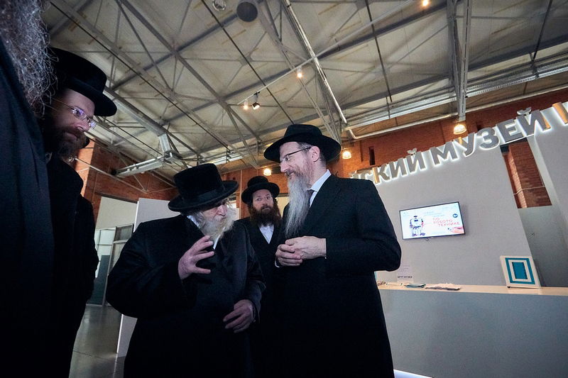 ביקור האדמו"ר מטשרנוביל בספריית שניאורסון