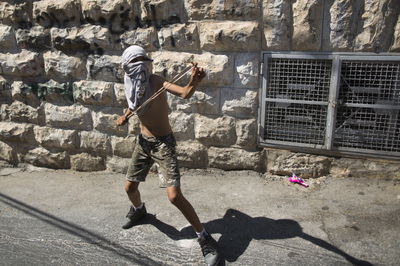 הפלסטינים יידו אבנים על העיתונאים הזרים