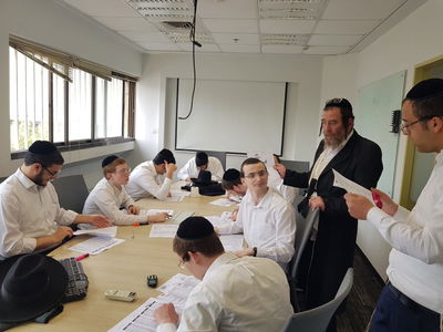 סופרים קולות בבית 'דגל', היום