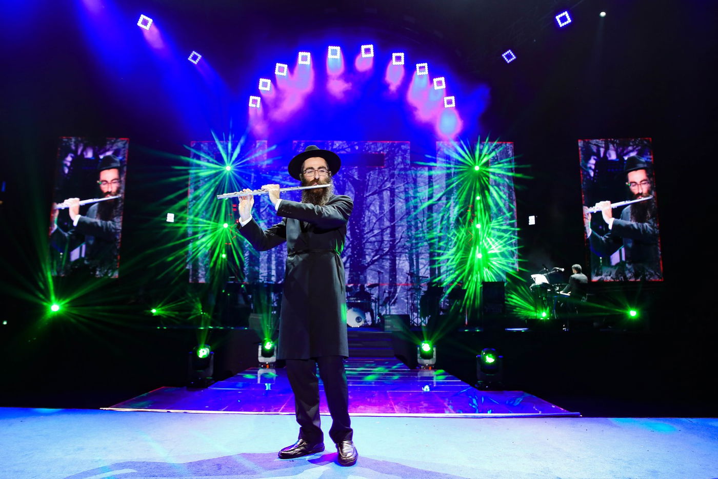 החב"דניקים מילאו את נוקיה ביום הולדתו של הרבי מליובאוויטש‬