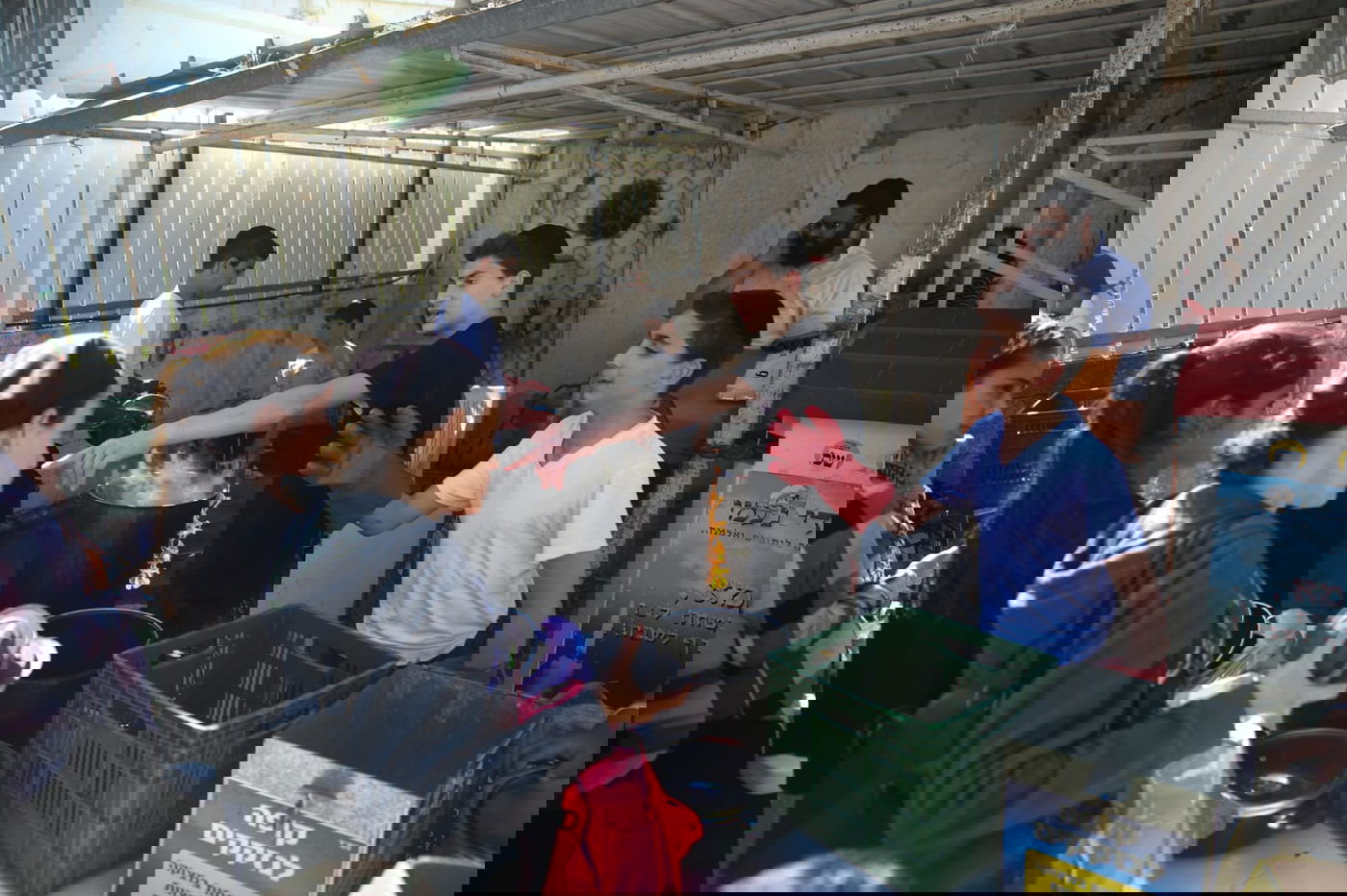 ערב פסח: כך מגעילים כלים בטבריה • צפו