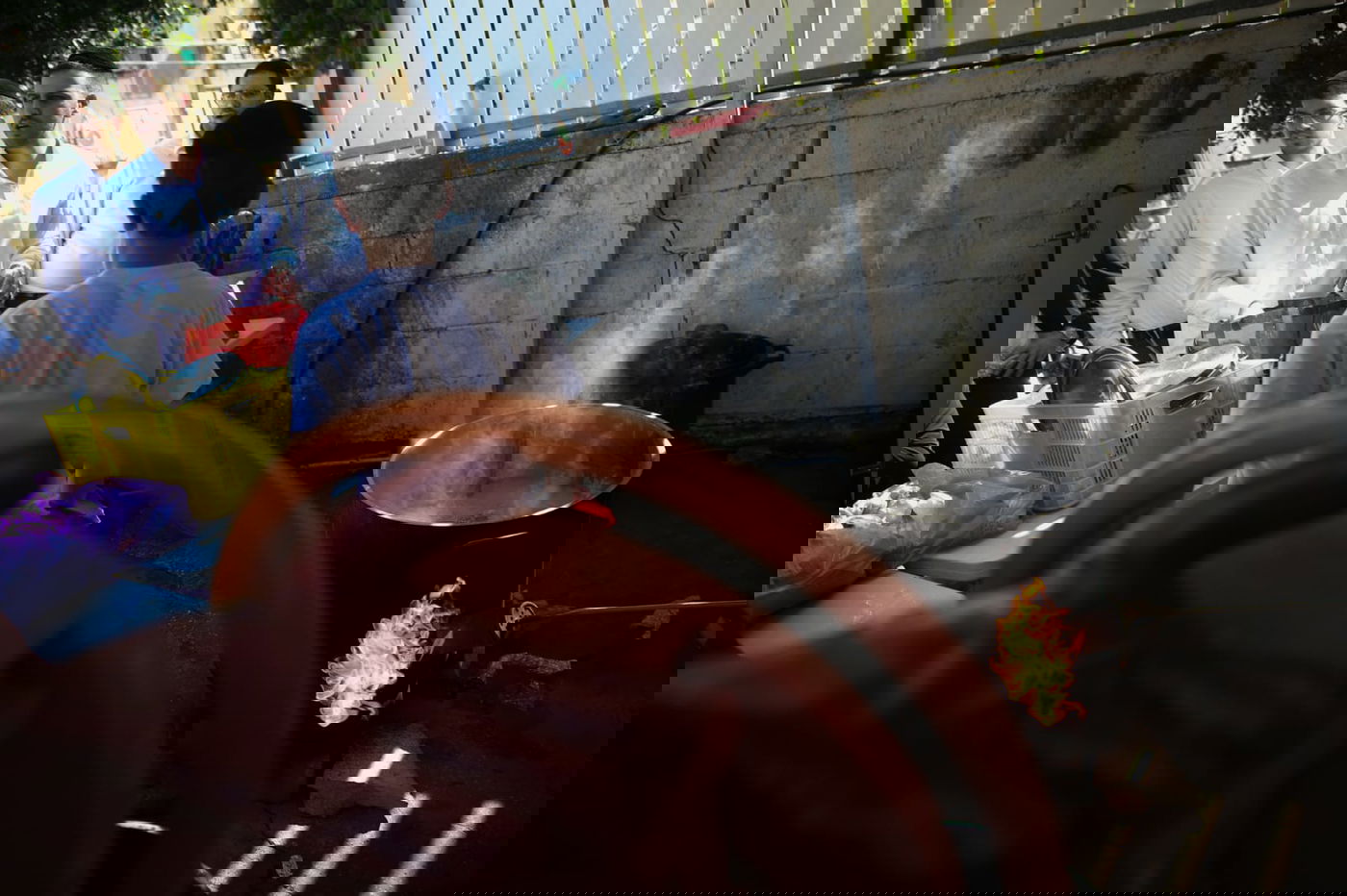 ערב פסח: כך מגעילים כלים בטבריה • צפו