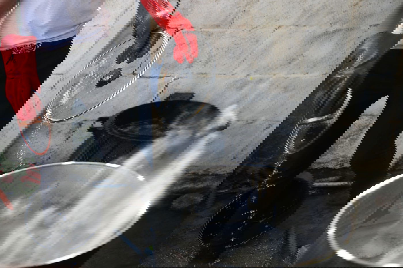 ערב פסח: כך מגעילים כלים בטבריה • צפו