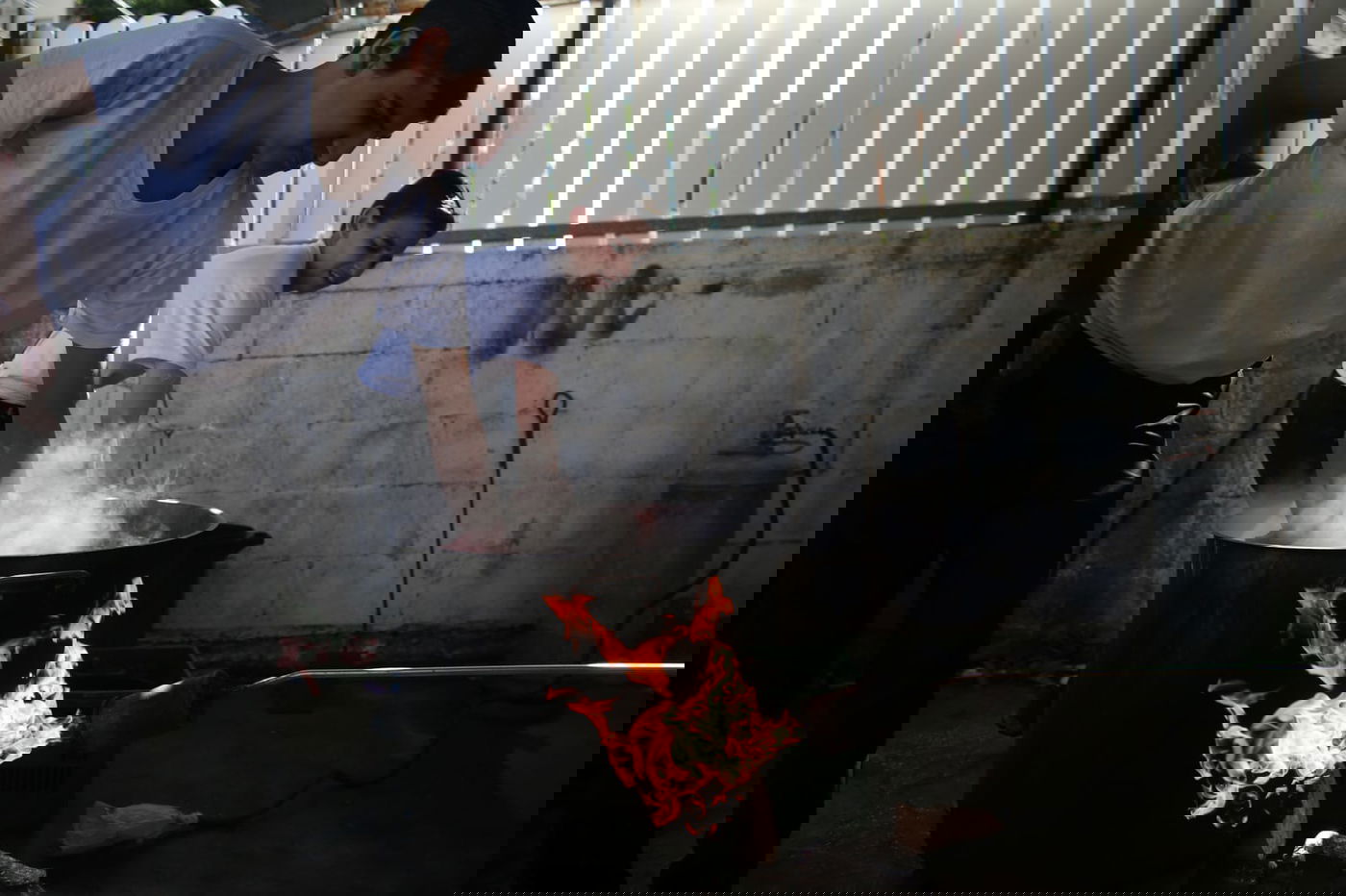 ערב פסח: כך מגעילים כלים בטבריה • צפו