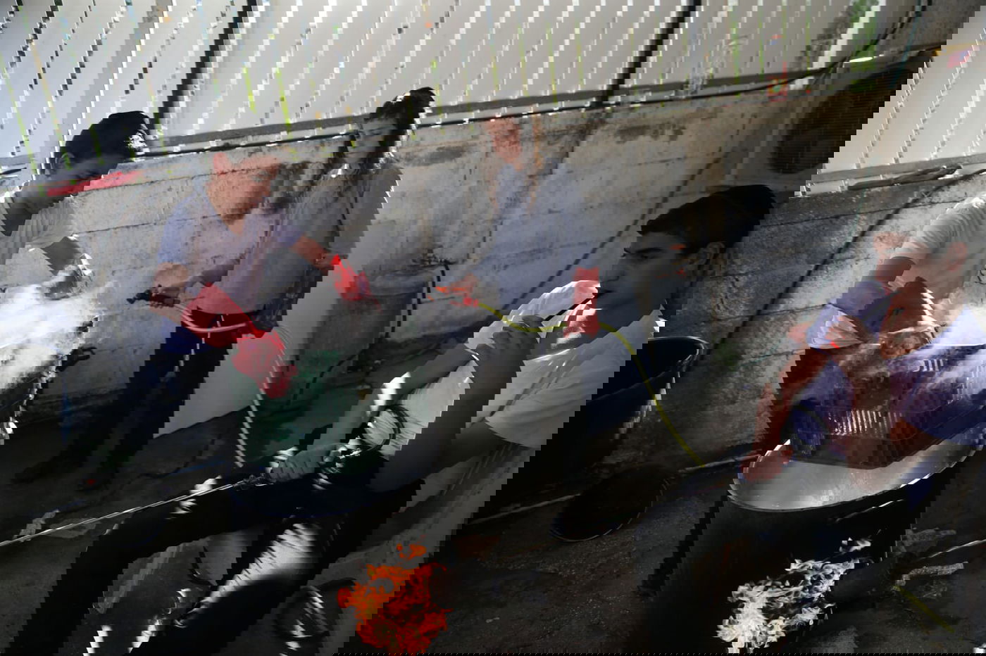 ערב פסח: כך מגעילים כלים בטבריה • צפו