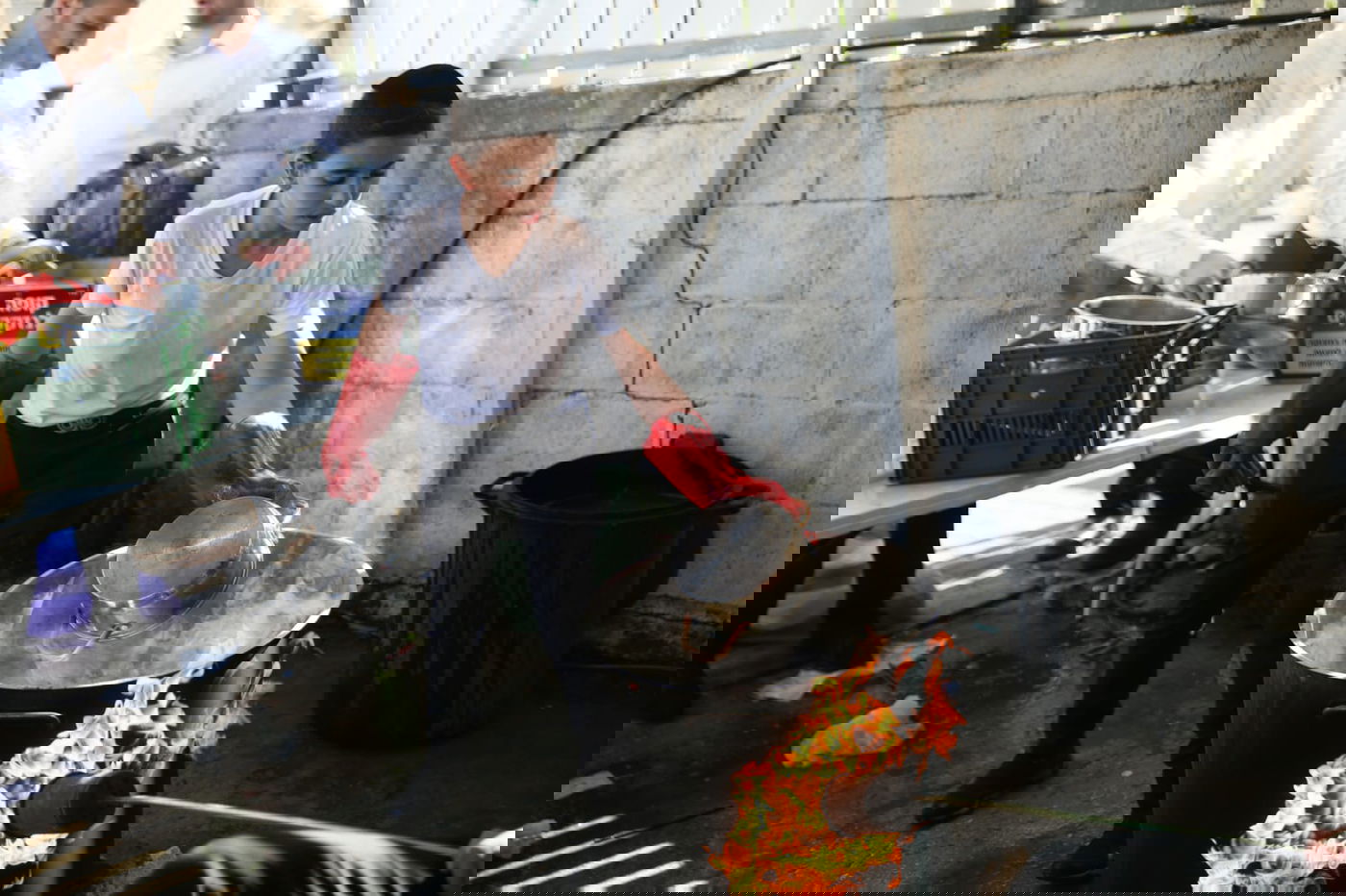 ערב פסח: כך מגעילים כלים בטבריה • צפו