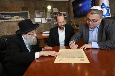 מנכ"ל הכנסת מינה את רב העיר למכור את החמץ