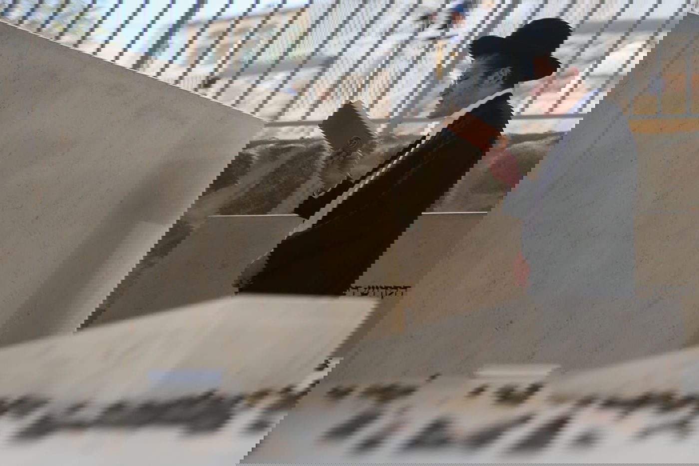 מאות עולים לקברו של השל"ה הקדוש • צפו