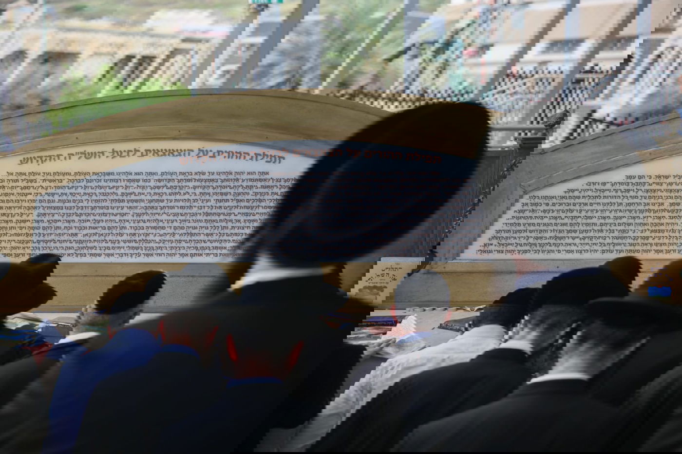 מאות עולים לקברו של השל"ה הקדוש • צפו