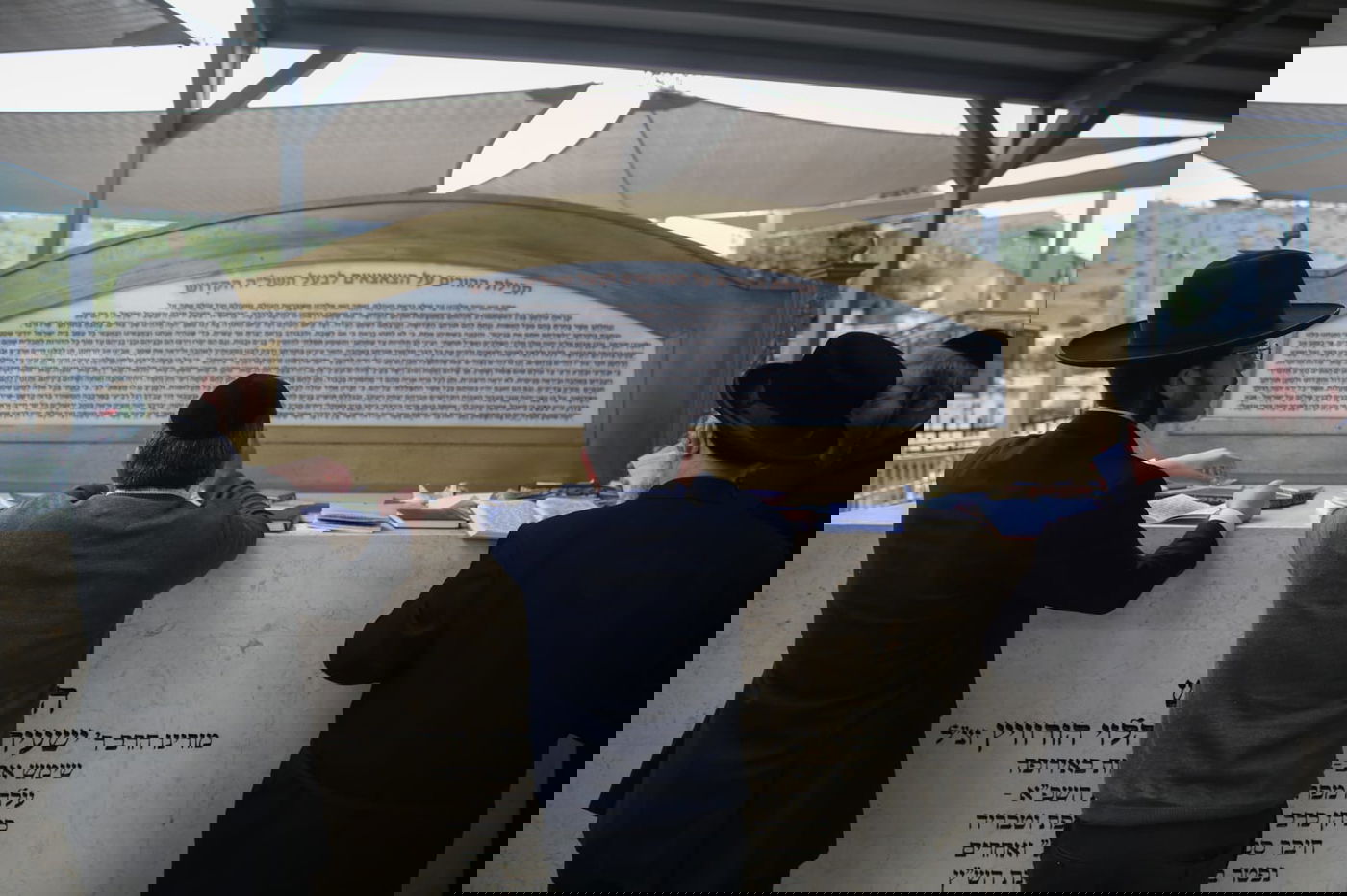 מאות עולים לקברו של השל"ה הקדוש • צפו