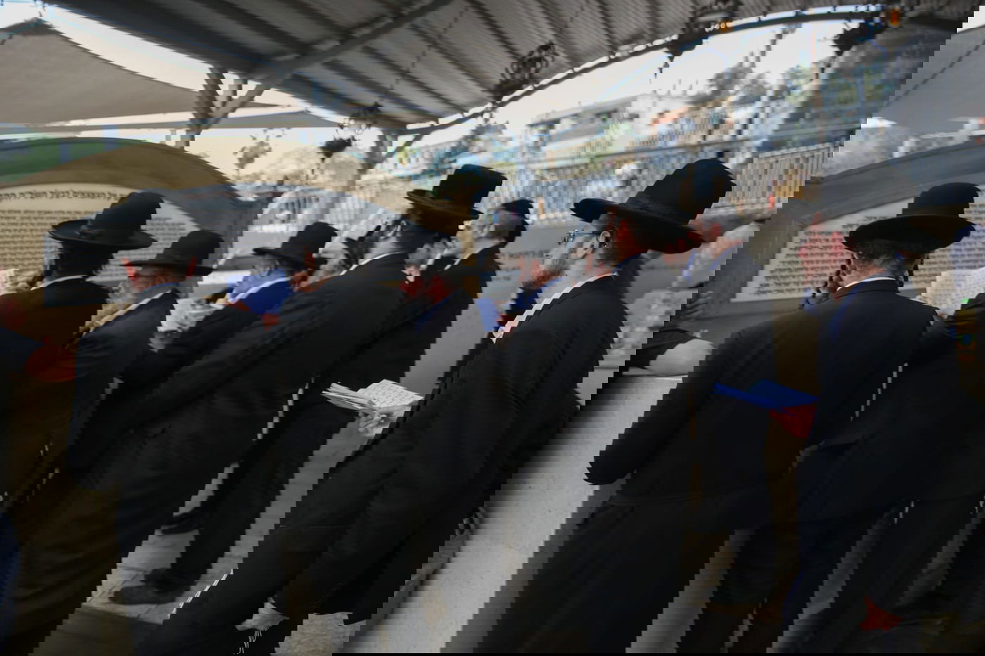 מאות עולים לקברו של השל"ה הקדוש • צפו