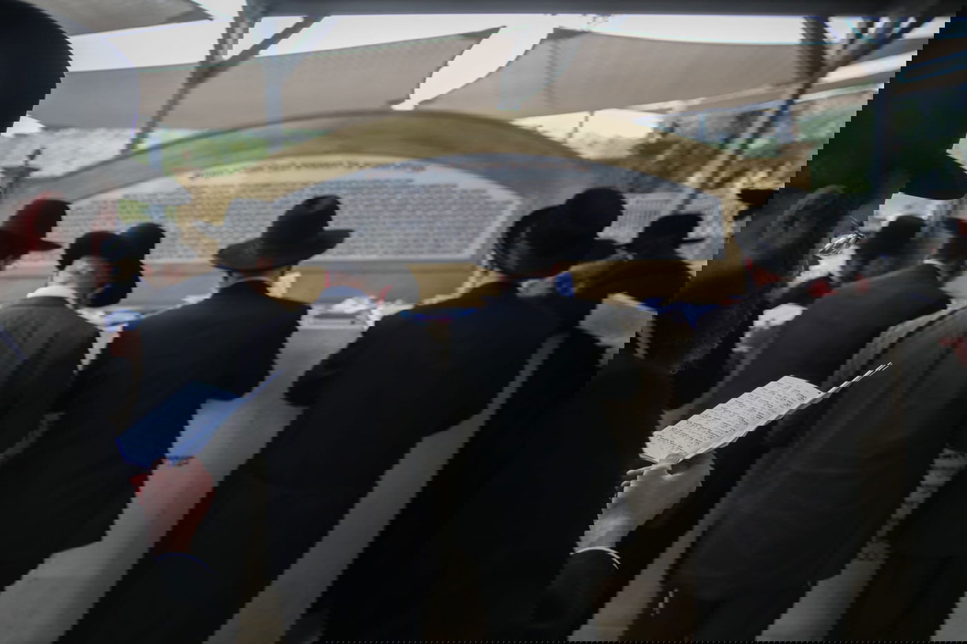 מאות עולים לקברו של השל"ה הקדוש • צפו