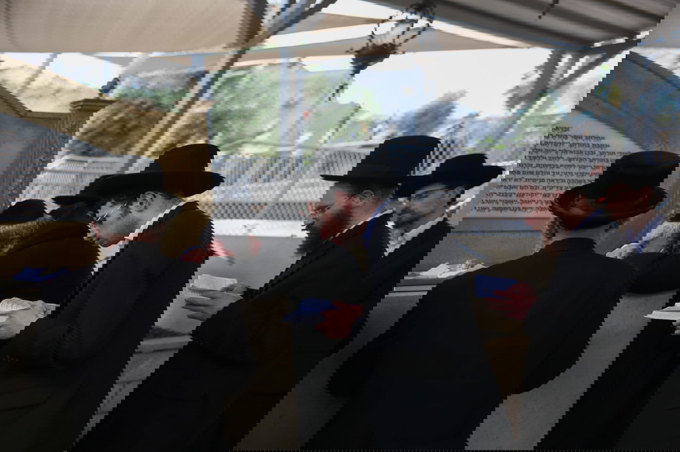 מאות עולים לקברו של השל"ה הקדוש • צפו