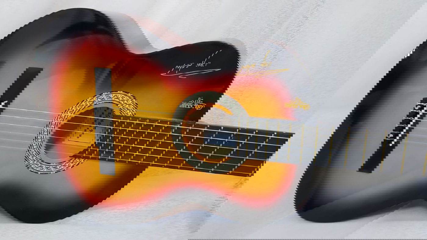 אחת הגיטרות שיחולקו