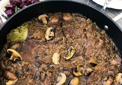 צלי כתף ביין ופטריות