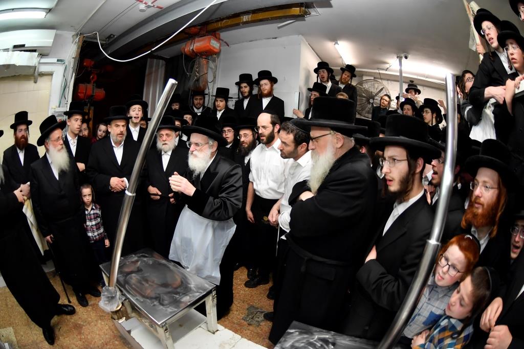 תיעוד: כ"ק האדמו"ר מויז'ניץ באפיית מצות