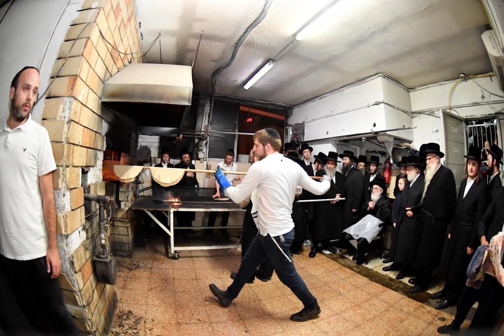 תיעוד: כ"ק האדמו"ר מויז'ניץ באפיית מצות