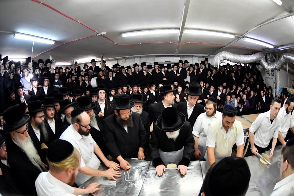 תיעוד: כ"ק האדמו"ר מויז'ניץ באפיית מצות