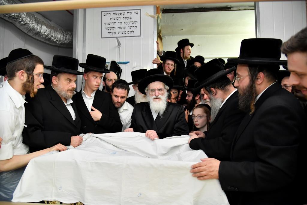 תיעוד: כ"ק האדמו"ר מויז'ניץ באפיית מצות