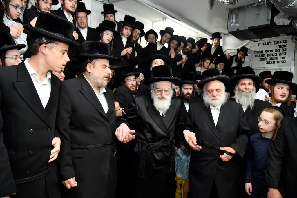 תיעוד: כ"ק האדמו"ר מויז'ניץ באפיית מצות