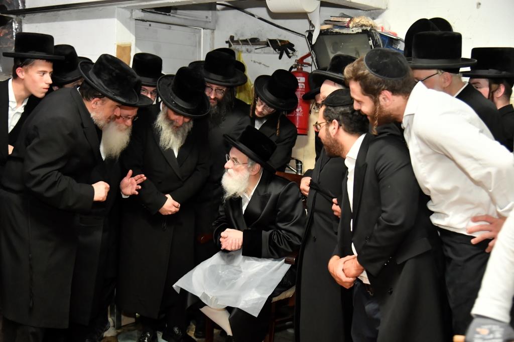 תיעוד: כ"ק האדמו"ר מויז'ניץ באפיית מצות